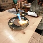 まるたか - 地鯖のなめろう(７５０円)は半分を目の前で炙ってくれます。