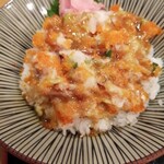まるたか - 海鮮タワーを崩し、わさび、卵黄、特製醤油で作るたれを回しかけます。