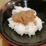 まるたか - そこに何だったか鮮魚の味噌漬けをのせる。