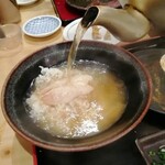 まるたか - 熱いうずわ出汁を注いでもらう。