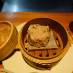 明道町中国菜 一星 - 焼売、これを酔っ払い蟹の味噌とタレを絡めていただきます！