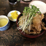 居酒屋　ニシオカ - ホルモン天丼、税別600円。お安いです。