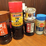 Marugame Seimen - うどんの「掛けダレ」から天丼等の各種調味料があるのでお好きなように食べれます♪