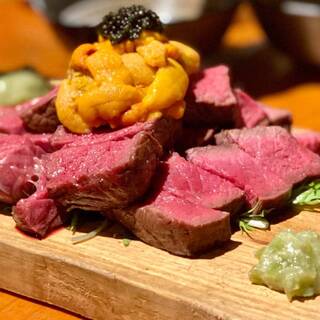 炭火で焼いた名物厳選和牛赤身「塊焼き」をご堪能あれ！