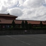 御菓子御殿  - 花笠をかたどった目立つ建物。