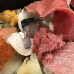 すし処ひしの木 - 船橋市場丼１５００円。豪華な具がたくさんのった海鮮丼です。大トロ、中トロ、中落ち、平目、えんがわ、イクラが、特に美味しかったです（╹◡╹）（╹◡╹）