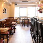 trattoria e poi - 内観全景（昼）