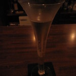 ウォータークラブ - 好みを知ってるマスターが出してくれる一杯目はシャンパーニュ