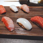Ebisu Sushi Shiorian Yamashiro - 握り　中トロ・すみいか・金目鯛…しゃりは赤酢です。細かい包丁細工がしてあります。中とろはかなり厚切りですが包丁細工のお蔭で食べやすい。