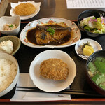 猫丸食堂 - 肉厚鯖味噌煮ハーフと猫丸メンチカツ定食（¥980）
      単品のかぼちゃコロッケ（¥130）
      あ、またご飯、お代わりしちゃいました(^_^*)
      だって、おかずがどれも美味しいから…（言い訳）