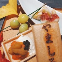 恵比寿 鮨 栞庵 やましろ - 無花果と柿の白和え・銀杏・クリームチーズうにキャビア乗せ…今年、果物を白和えにしてあるのを他でもいただきましたが無花果は初めて。なめらかな口触りの白和えでした。クリームチーズとうには大きく口をあけてパクっと一度に味わうことをおすすめします。