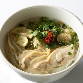 〆にぴったり！やさしい味わいの鶏のフォー