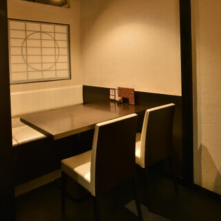 Equipped with private rooms, semi-private rooms, and counter seats ◎ A calm and relaxing space.