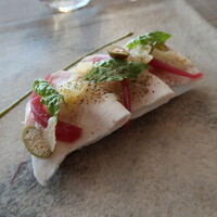 イタリアンダイニング ケシキ - 自家製プロシュートコットとオニオンフォカッチャ サルサヴェルデとケッパーベリー