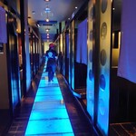 お好み焼き 徳川 総本店 - 店内の廊下が青くて光ってるさすが総本店