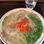 ラーメン げんこつ家 - ラーメン(¥550)いつもよりトッピング多め笑