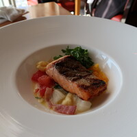 イタリアンダイニング ケシキ - サーモンのグリル ポテトニョッキとクリスピーパンチェッタ 柑橘の香るカルボナーラソース