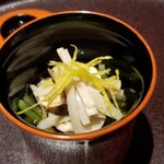 馳走 啐啄一十  - (01)松茸(広島県三次産)、根三つ葉(茨城県産)のお浸し、削り黄柚子皮掛け、昆布3種のブレンド出汁の冷製お椀
      利尻昆布、真昆布、羅臼昆布の各々の出汁をブレンドしたお出汁は穏やかな味わいで名脇役です