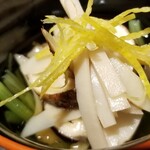 馳走 啐啄一十  - (01)松茸(広島県三次産)
      北海道の8月から九州の11月まで日本縦断しつつ収穫期が続く秋を代表する高級茸
      芳醇な香りと上品な旨みが特徴
      広島県産松茸は香りよりも甘みのある旨みが特徴の味わう系松茸です