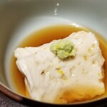 馳走 啐啄一十  - (03)銀寄せ栗(愛媛県中山産)のお餅
      擂り潰し裏漉しした栗をお餅にして、3mm角の栗を食感のアクセントに混ぜてあります。
      一口めに舌の上で転がして優しく強すぎない栗の甘みと香りを堪能