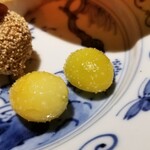 馳走 啐啄一十  - (04)素揚げ銀杏(岐阜県産)
      サッと素揚げされた銀杏は甘みがあり、苦みは微かで、アクを取る技術が秀逸
      水晒しと天日干しと処置は同じでも名店は銀杏の苦みが少なく、そこそこのお店は苦みを残すのが不思議