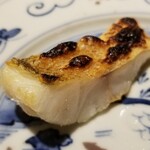 馳走 啐啄一十  - (07)炭火焼き白甘鯛(静岡県駿河湾産、サスエ前田魚店、5日寝かせ)
      産卵期は夏～秋、旬は冬～春
      炭火焼きで、身から出た脂で表面をパリッとさせ、加熱により脂が活性化し芳醇な旨み&甘さが素晴らしい