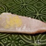 馳走 啐啄一十  - 14)炭火炙り鰆(静岡県駿河湾産、サスエ前田魚店、7日熟成)
      産卵期は春～初夏、旬は秋～冬
      白身でも赤身でもなく、飴色の穏やかな色合い
      身が軟らかく、しっとりと脂がのり味わい深い旨み