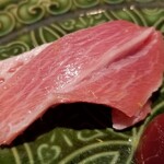 馳走 啐啄一十  - (16)本鮪大トロ(青森県大間産、延縄、やま幸、200kg)
      日本近海の本鮪の産卵期は春～夏、旬は初秋～冬
      日本近海本鮪特有の薫り、微かな酸みと味に厚みのある脂の旨み
      唸らさせる味わい♪