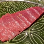 馳走 啐啄一十  - (17)本鮪赤身ヅケ(青森県大間産、延縄、やま幸、200kg)
      少し中トロに近い部位で脂もあり、軽めの漬けで提供
      微かな酸味と華やかな旨みを感じましたが、2つ前の赤身ヅケが強烈で印象が霞む