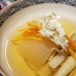 馳走 啐啄一十  - (20)源助大根(石川県金沢産)、四方竹(高知県産)、京人参(京都府産)、削り真昆布、真昆布&いりこ、鰹節、鯖節、あご節の出汁のお椀
      良いお出汁は野菜で食べたい！を叶える素晴らしきお椀です