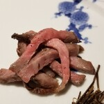 馳走 啐啄一十  - (21)炭火焼き薄切り榊山牛ロース(未経産雌牛、広島県熊野産、32ヶ月以上の長期生体熟成)
      平野大将の息子さんの仕込み
      以前より榊山牛は肉の味が強い！と私が言ってたからか、刻みで提供
      刻みの方が好み♪