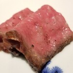 馳走 啐啄一十  - (22)炭火焼き薄切り榊山牛ロース(未経産雌牛、広島県熊野産、32ヶ月以上の長期生体熟成)
      榊山牛は脂の融点が低く口溶けが滑らかで後味がスッキリ
      もう半分は通常の切り身、肉の味をしっかり感じます