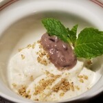 馳走 啐啄一十  - (24)白胡麻プリンの小豆餡載せ
      モチモチぶるぶるな食感と控えめな甘さ
      滑らかな口溶け
      こし餡も溶ける様な円やかさ
      白胡麻の香りが宴の終演を彩ります