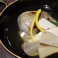 馳走 啐啄一十  - (08)炭火焼きエボ鯛、松茸(広島県三次産)、利尻昆布&鮪節出汁のお椀
                      広島県産松茸は甘みのある旨みが特徴の味わう系松茸で、これがお出汁に合う！
                      利尻昆布特有の鋭角的な旨みが口の中に拡がります。