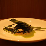 RISTORANTE IL NODO - 旬の真牡蠣 渡辺農園の玉ねぎ 万願寺唐辛子のジュース 空心菜添え