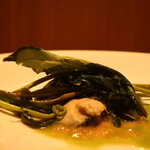 RISTORANTE IL NODO - 旬の真牡蠣 渡辺農園の玉ねぎ 万願寺唐辛子のジュース 空心菜添えアップ