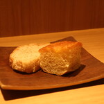 RISTORANTE IL NODO - フォカッチャとライ麦パン