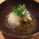 吉い - スズキの塩煮。大根下ろし・もずく・貝割れ大根が添えられてます。