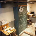 コソラ - 店内：1F（入口から階段を降りた半地下）