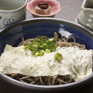 島根県産大豆でつくるクリーミーな湯葉をたっぷり『生湯葉そば』