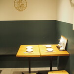 コソラ - 店内：2F（4人掛けテーブル席）