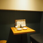 コソラ - 店内：2F（2人掛けテーブル席）