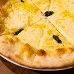 HAKONE TENT BAR - 4種のチーズピザ Quattro Formaggi