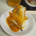 ぎょうざ専門店 赤萬 - 餃子（まずは味噌ダレだけで食べる）