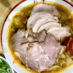 彩華ラーメン  - サイカラーメンバラチャーシュー入り（モモチャーシュートッピング）