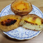 タタコ - 切断すると更に解りやすく。左が小川町某店で右がたたこ。左はサクサクなので簡単にカットできたが、右は底部パイ生地が軟化していたためカットするの大変でした。