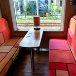 リゾートしらかみ - こんなに素敵な半個室席です