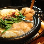 Washoku Enishi Sobakiri - 近江牛のもつ鍋醤油ベースと味噌ベースがあります。