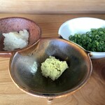 柚里 - 【つめたいざるうどんと天ぷら 1,080円】薬味