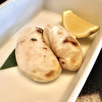 山田屋 - 白子焼き〜軽い塩味にカボスをかけて、熱々トロッとろのクリーミーな白子焼きにハフハフと火傷しそうだが、ヒレ酒を含むと見事なまでに調和する。なんとも幸せ ♫